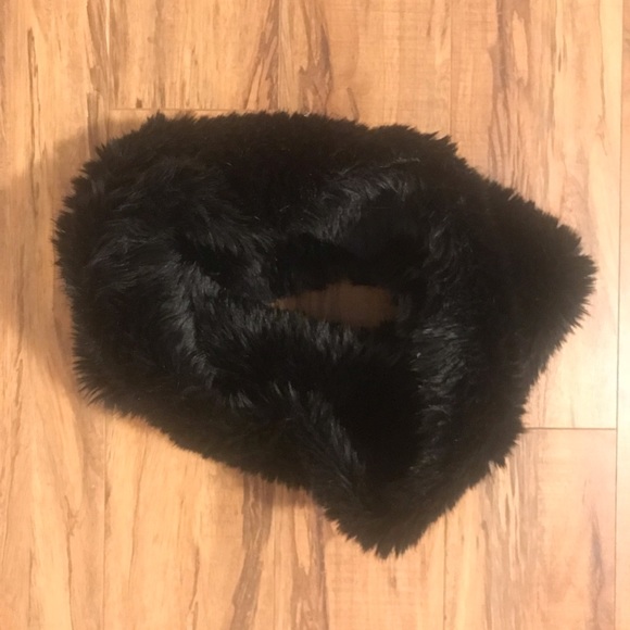 Faux fur infinity scarf - Picture 3 of 3